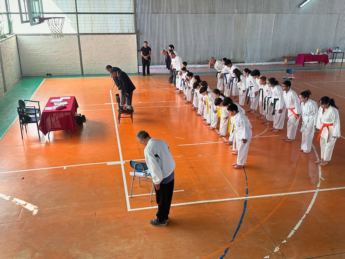 Participantes y equipo reunidos durante el primer Torneo Formativo de Karate Shotokan JKA de 2024.