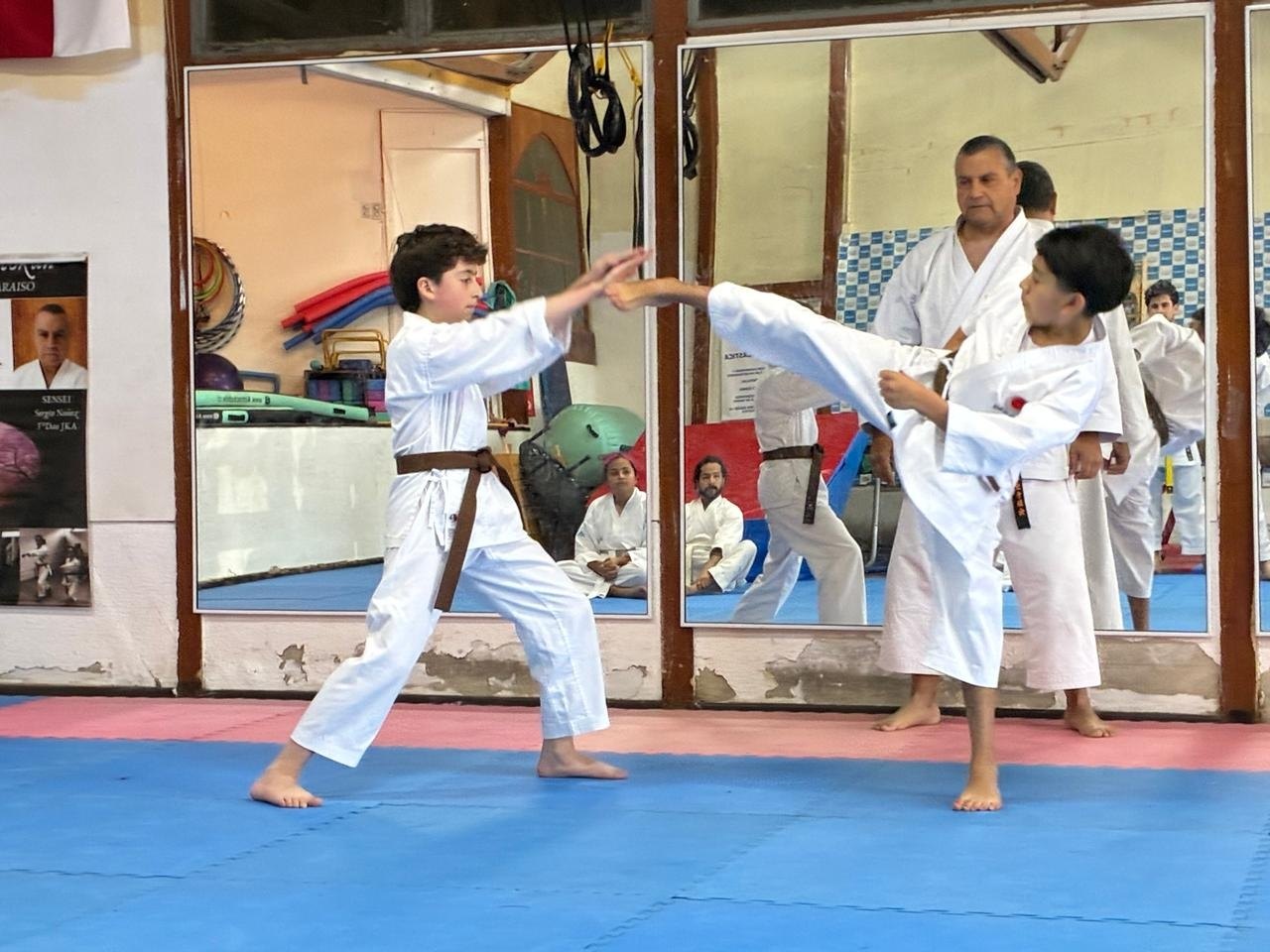 Dos alumnos practican técnica de karate bajo la guía de un instructor de nuestra comunidad JKA.