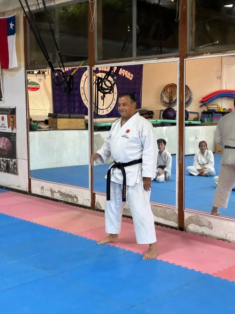 Un instructor guía una práctica de la comunidad JKA.